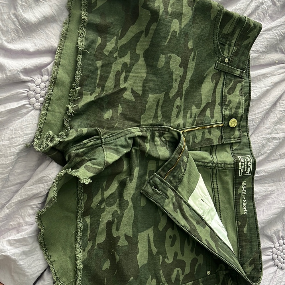 Green army print shorts
